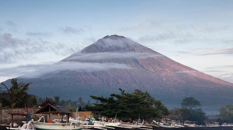 Ινδονησία: 34.000 άνθρωποι άφησαν τα σπίτια τους γύρω από το ηφαίστειο Αgung